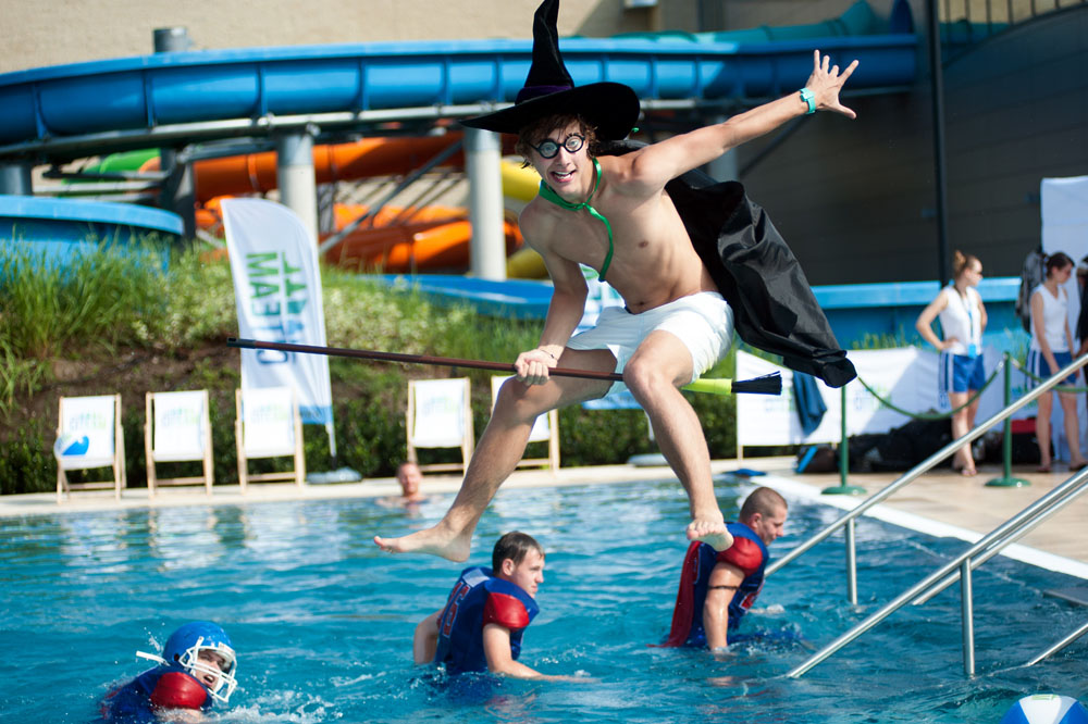 Mistrzostwa Świata w nurkowaniu w strojach nietypowych w Termach Maltańskich, fot. Marek Lapis/FORUM